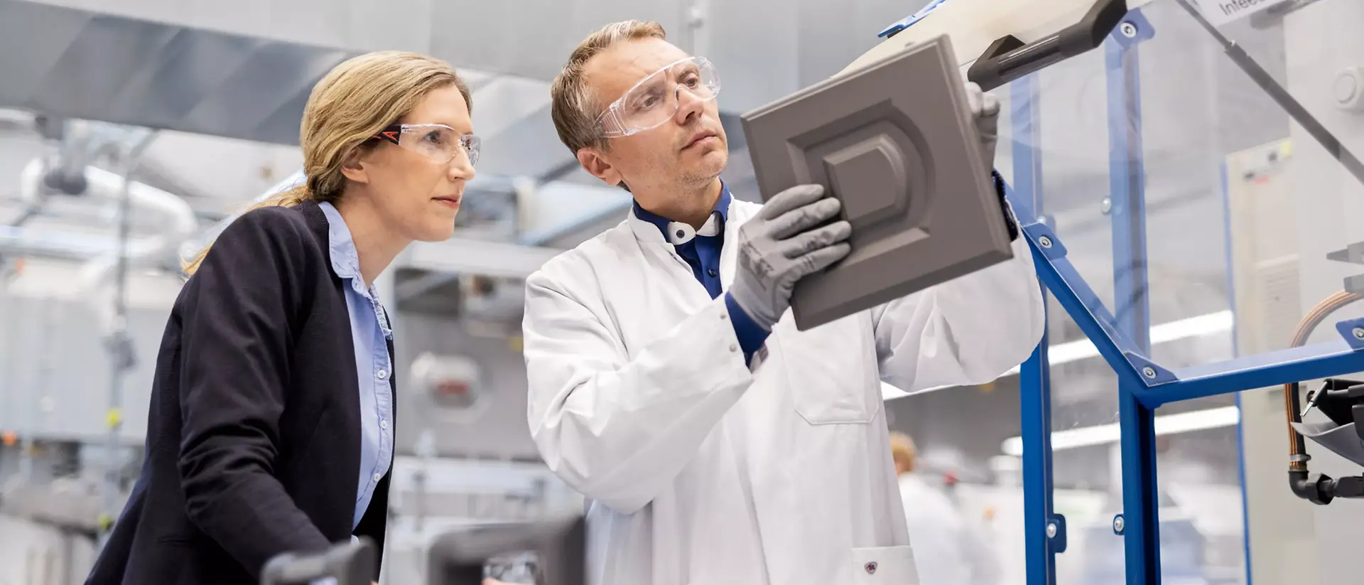 Customers and lab technicians are exploring the Technology Center for Furniture & Building Components at the Henkel Adhesive Technologies - Inspiration Center Düsseldorf. 